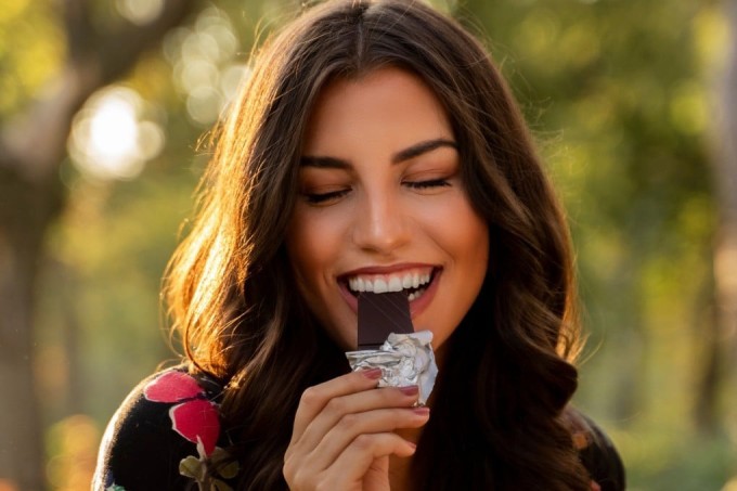 Nhâm nhi một mẩu nhỏ chocolate đen có thể giúp giảm thèm ăn, cải thiện tâm trạng, tăng cường chất flavonoid có ích cho làn da.