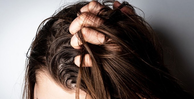 Thói quen vuốt tóc thường xuyên cũng khiến tóc nhanh bết hơn, nhất là khu vực tóc mái.