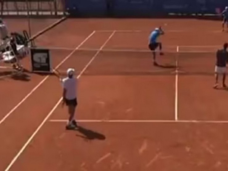 Sốc tay vợt bị xử thua vì đánh bóng tennis vào mặt đối thủ