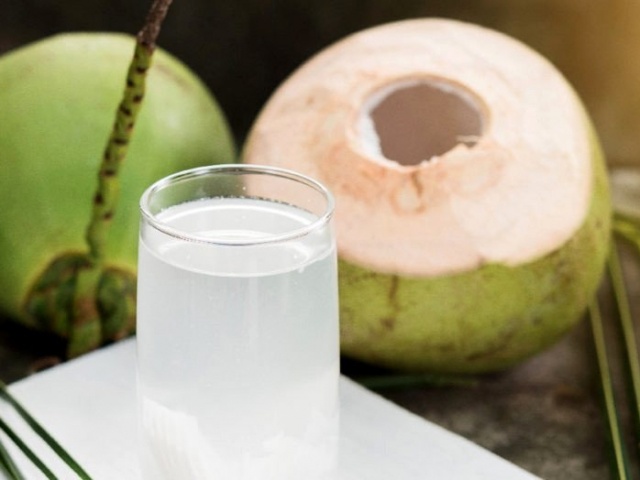 Người đàn ông tử vong sau khi uống một ngụm nước dừa