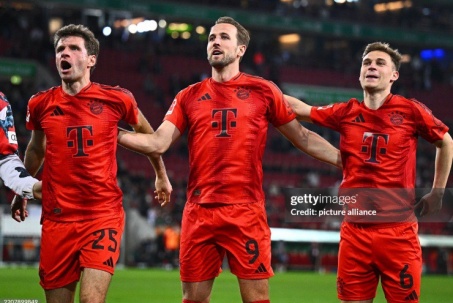 Video bóng đá Augsburg - Bayern Munich: Ngược dòng đẳng cấp, sụp đổ vì thẻ đỏ (Bundesliga)