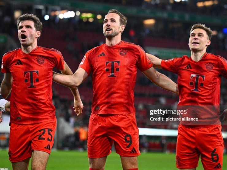 Video bóng đá Augsburg - Bayern Munich: Ngược dòng đẳng cấp, sụp đổ vì thẻ đỏ (Bundesliga)