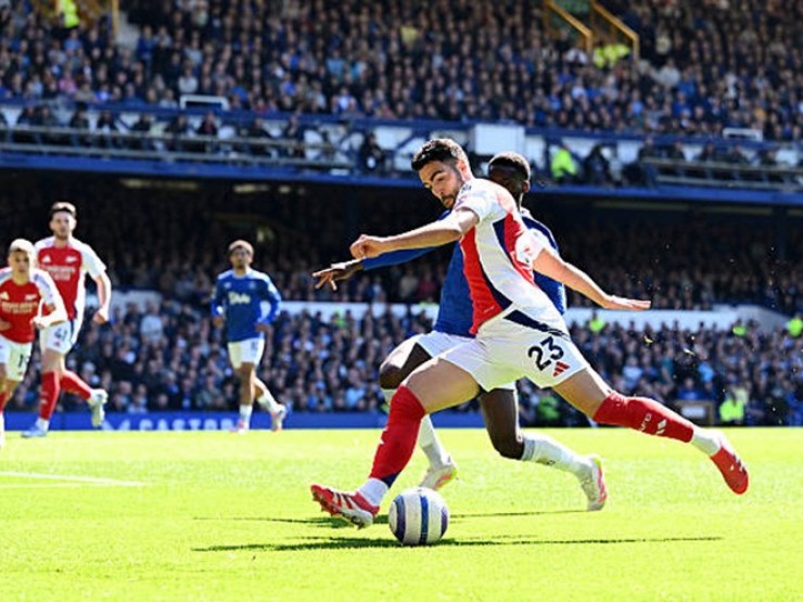 Video bóng đá Everton - Arsenal: Sai lầm penalty, hàng xóm giúp nhau (Ngoại hạng Anh)