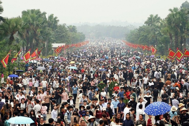 Đền Hùng đông nghịt người trước ngày giỗ Tổ