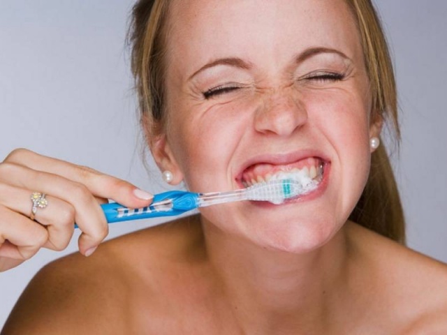 8 lỗi phổ biến tàn phá sức khỏe răng miệng