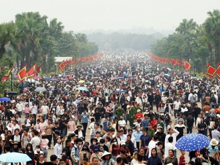 Đền Hùng đông nghịt người trước ngày giỗ Tổ
