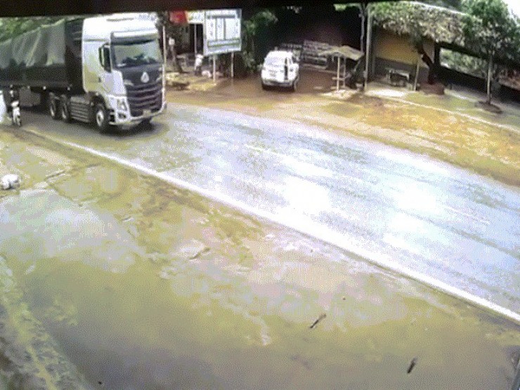 Lời kể của người thoát chết khi văng khỏi xe khách sau va chạm với xe tải