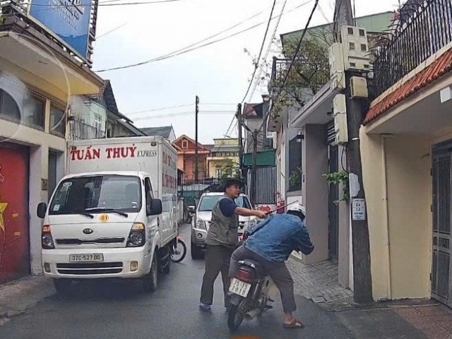 Đỗ xe chắn hết lối đi, tài xế ô tô còn dùng hung khí tấn công người đi đường