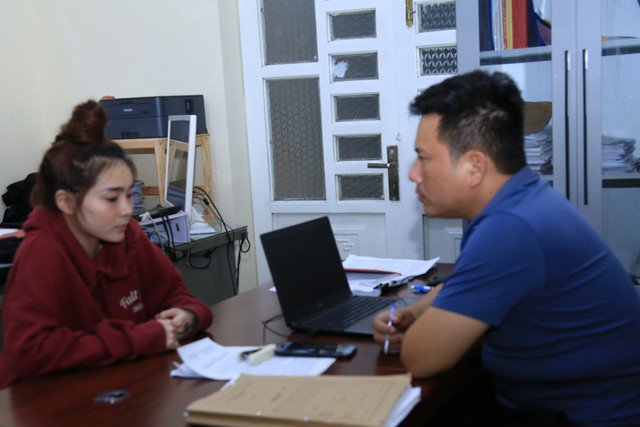 Còn đối tượng Trà Mi và Sang bị khởi tố tội danh cưỡng đoạt tài sản