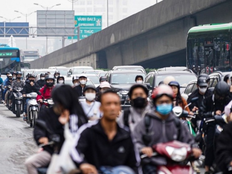 Người dân lỉnh kỉnh đồ đạc trở về Hà Nội sau kỳ nghỉ lễ, cửa ngõ Thủ đô ùn tắc