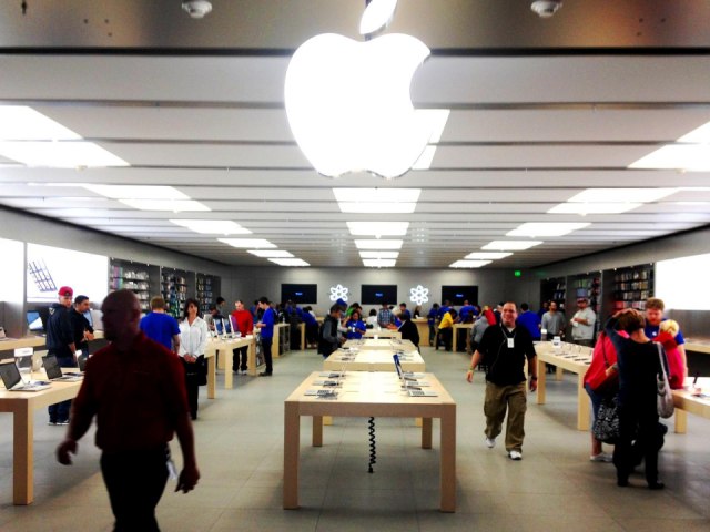 Đổ xô mua iPhone vì sợ tăng giá do thuế mới