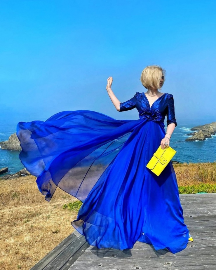 Cô tạo dáng trước biển trong mẫu váy voan xanh da trời Teri Jon, giày đế đỏ Louboutin và clutch Hermes vàng. Năm 2019, Lena được tạp chí Forbes France xếp thứ tư trong 10 người có tầm ảnh hưởng nhất ở mảng thời trang cao cấp toàn cầu.