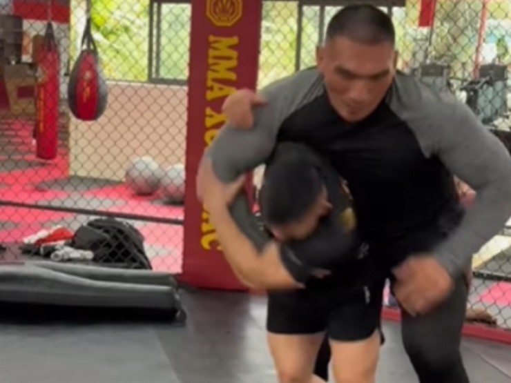 Hồng Sơn 56kg quật ngã Hiếu “Khổng lồ“ 130kg, fan háo hức kèo đấu vật 250 triệu đồng