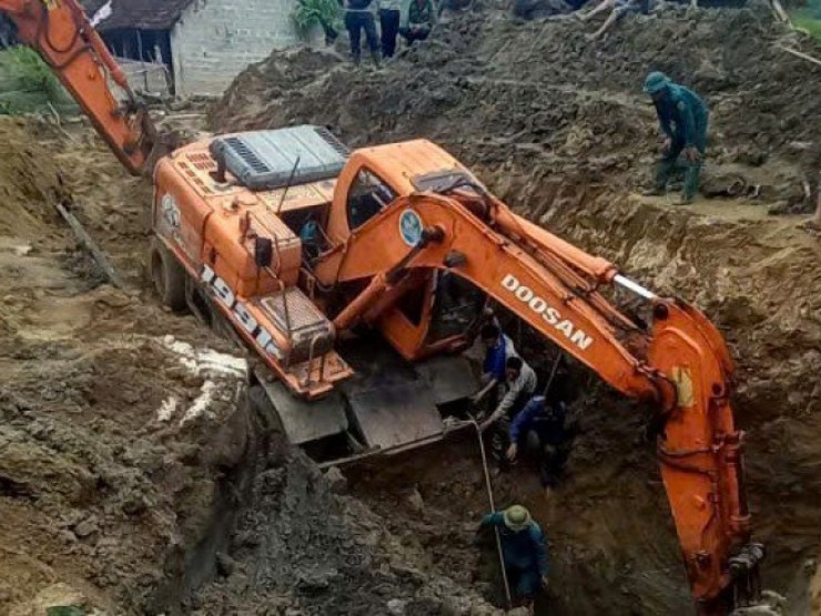 Xuống giếng sâu nạo vét, 3 người tử vong