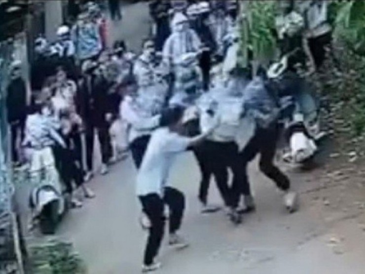 Nữ sinh lớp 10 bị hành hung, nhiều học sinh đứng ngoài reo hò quay clip