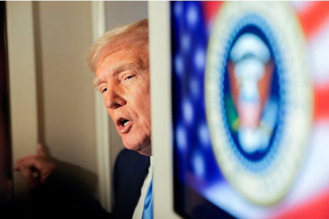 Ông Trump nói chuyện với các phóng viên trên chuyên cơ Không lực Một (ảnh: Reuters)