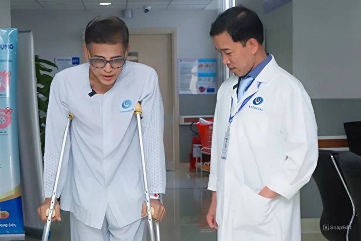 Nam MC đang được các bác sĩ theo dõi sau phẫu thuật. Ảnh: BVCC.