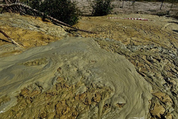 Chuyên gia địa chất nói gì về nứt đất kéo bùn phun lên ở Phú Yên?