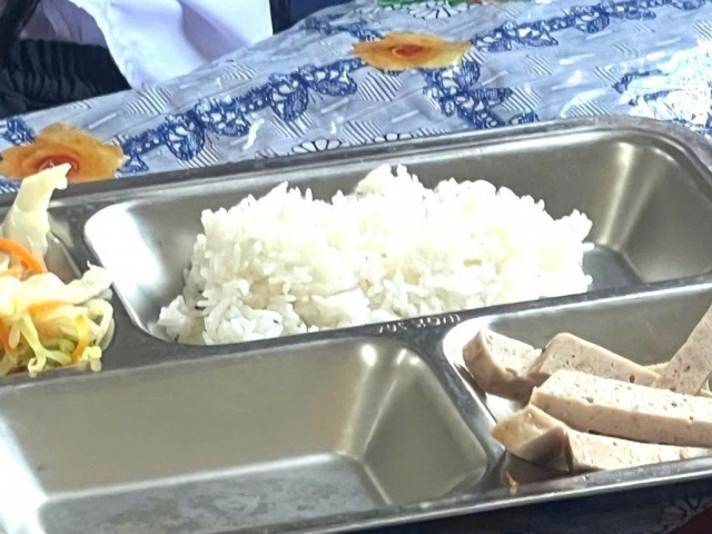 Hiệu trưởng lên tiếng về thông tin suất cơm bán trú lèo tèo vài lát thức ăn