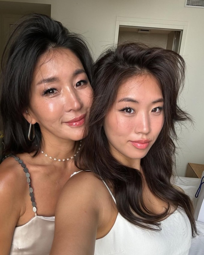 Làn da căng mướt, ít dấu hiệu tuổi tác giúp mẹ Aylen thường được khen trẻ trung hơn tuổi.