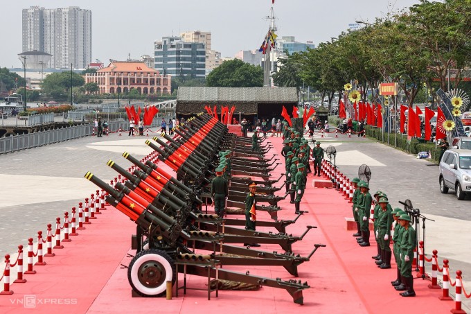 Diễn tập bắn 21 loạt đại bác ở Bến Bạch Đằng, ngày 8/4. Ảnh: Quỳnh Trần