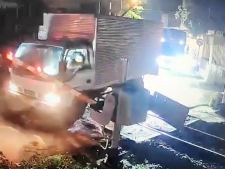 Chuông kêu inh ỏi, gác chắn đã hạ, ô tô vẫn bất chấp lao qua đường ray