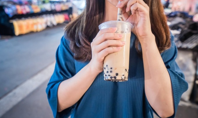 Thói quen uống trà sữa hàng ngày nạp vào cơ thể lượng calo cùng đường lớn, khiến da 'xuống cấp'.