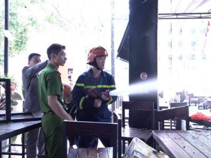 Nổ lớn tại quán bia, bàn ghế bay ra khỏi cửa