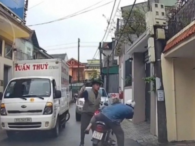 Xử phạt tài xế dùng hung khí đánh người khi bị nhắc nhở đỗ xe chắn đường