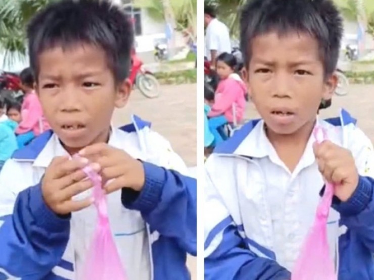 Clip: Xúc động học sinh gạ “bán gạo“ cho thầy giáo để mua bút