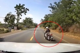 Clip: Ninja tạt đầu ô tô sang đường như đùa khiến tài xế giật thót tim