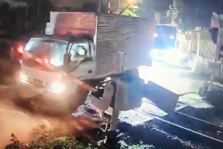 Chuông kêu inh ỏi, gác chắn đã hạ, ô tô vẫn bất chấp lao qua đường ray