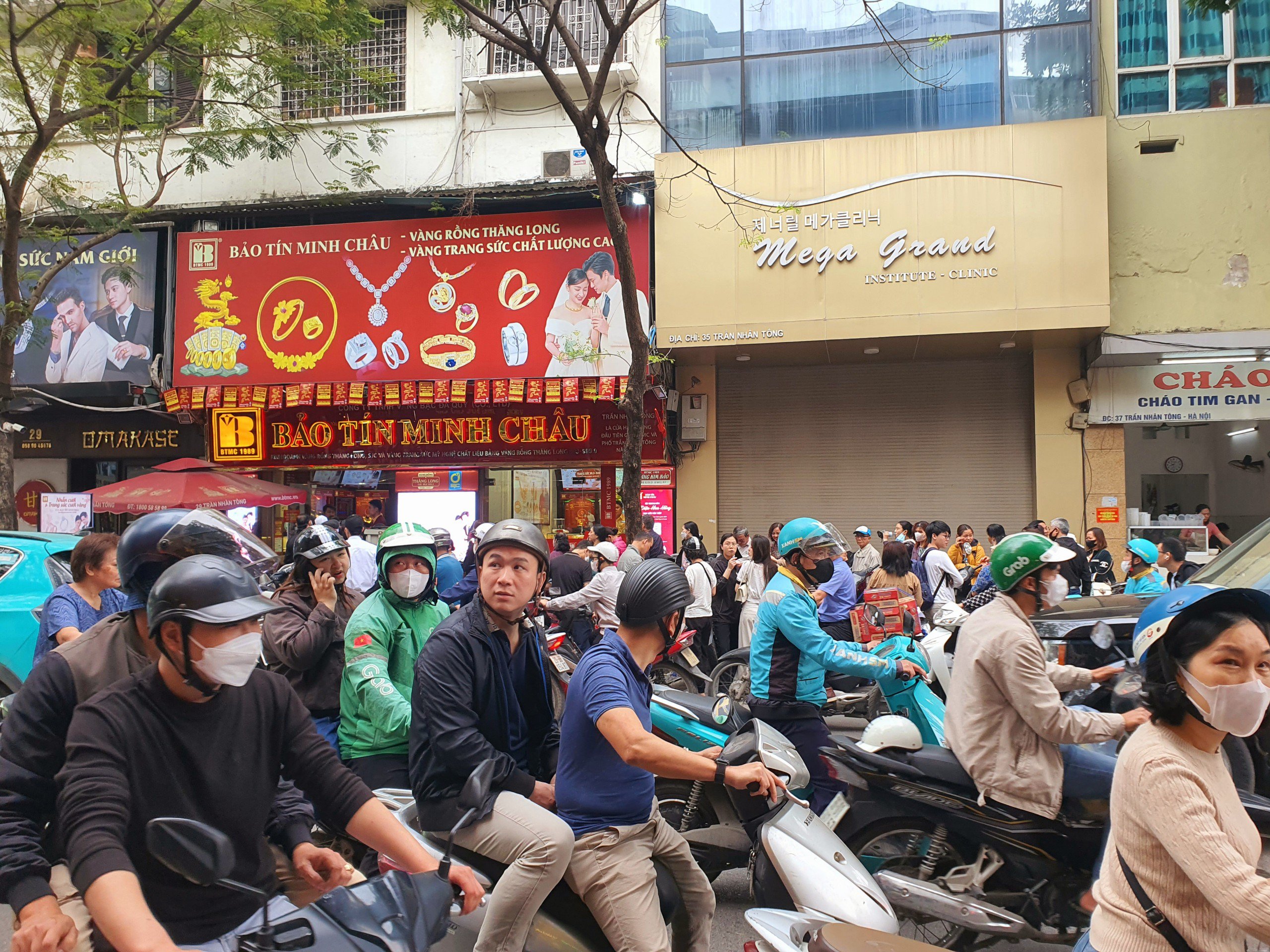 Con phố Trần Nhân Tông trở nên ùn ứ trước các tiệm vàng lớn.