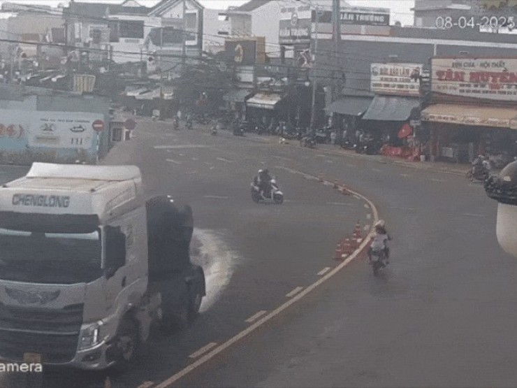 Người đàn ông thoát chết khi bị cuốn dưới gầm xe đầu kéo