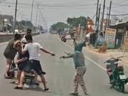 Video: Người đàn ông bị đánh gục sau va chạm giao thông ở Tây Ninh