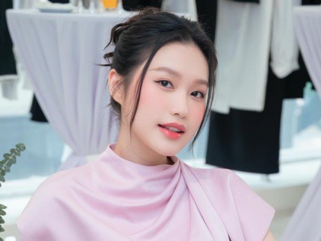 Vợ cầu thủ Đoàn Văn Hậu bất ngờ gây sốt