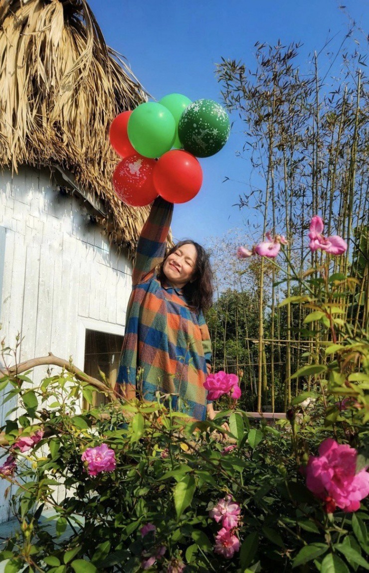 Đây là nơi Tú Oanh và những người bạn của mình cho ra đời những bức ảnh "sống ảo" đẹp mắt. Khi có người gọi đây là phim trường, Tú Oanh dí dỏm gọi là "vườn tự sướng".