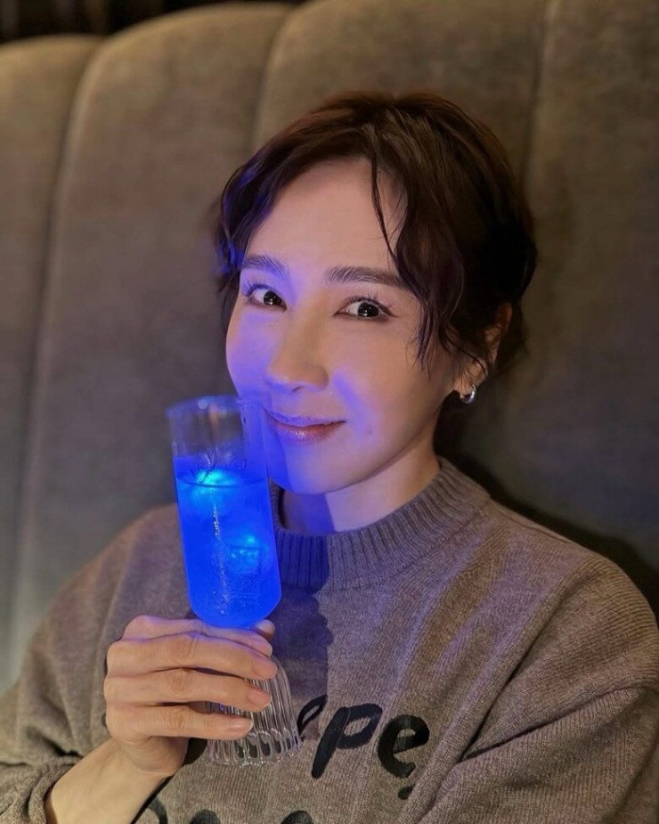 Từng bị chê thẩm mỹ cứng đơ, nhan sắc "đệ nhất mỹ nhân TVB" một thời có màn "lội ngược dòng" gây tranh cãi - 3