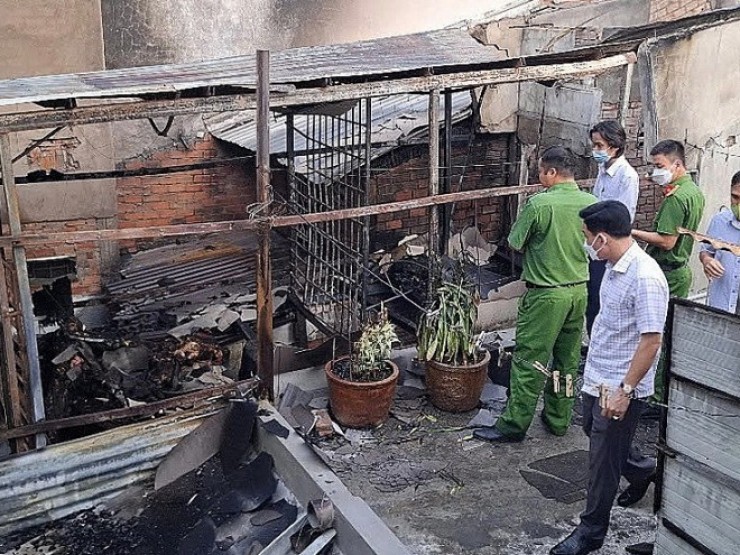 Cháy nhà giữa khuya, 4 người trong gia đình tử vong