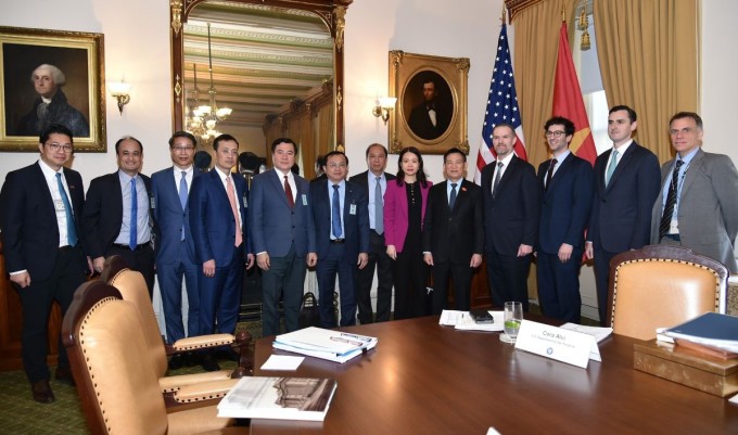 Phó thủ tướng Hồ Đức Phớc cùng đoàn công tác gặp Đại diện Thương mại Mỹ Jamieson Greer, tại Washington, ngày 10/4 (giờ Việt Nam). Ảnh: VGP