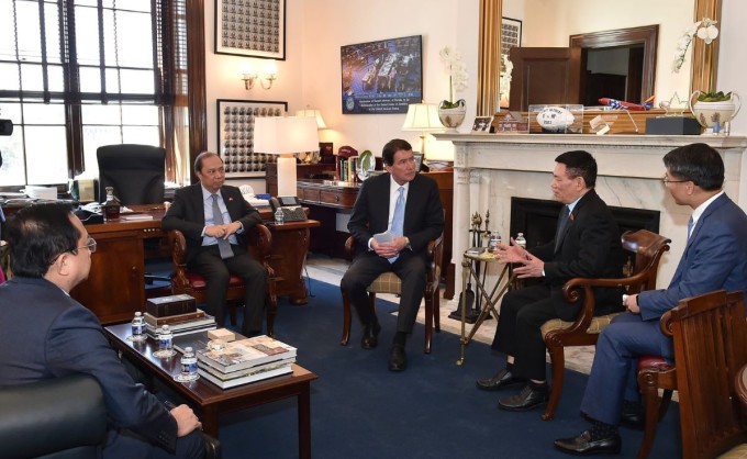 Phó thủ tướng Hồ Đức Phớc trao đổi với các Thượng nghị sĩ đảng Cộng hòa tại Washington, tháng 4/2025. Ảnh: VGP