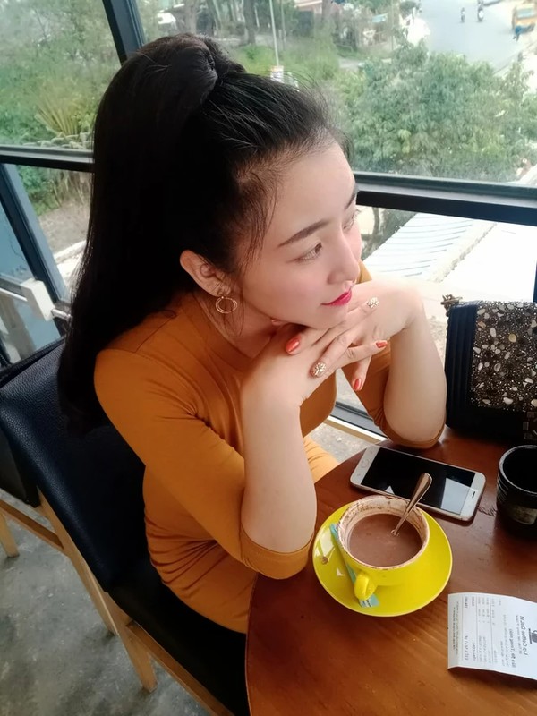 Bức ảnh định mệnh năm ấy cũng khiến cuộc sống gái xinh có nhiều thay đổi. Kể từ sau khi nổi tiếng, quầy bánh tráng trộn của Bảo Chi luôn nườm nượp khách vì tò mò, muốn chiêm ngưỡng dung nhan thật của bà chủ hot girl.