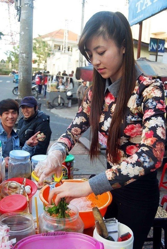 Nhờ sự yêu mến của dân mạng mà cô nàng có thêm nhiều cơ hội việc làm mới, nhận được những lời mời chụp ảnh, đóng phim. Cô nàng cũng là mẫu ảnh được nhiều hãng thời trang ưu ái.
