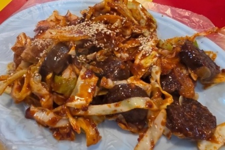 Đĩa dồi 6 miếng được bán với giá 500.000 đồng tại lễ hội hoa anh đào...