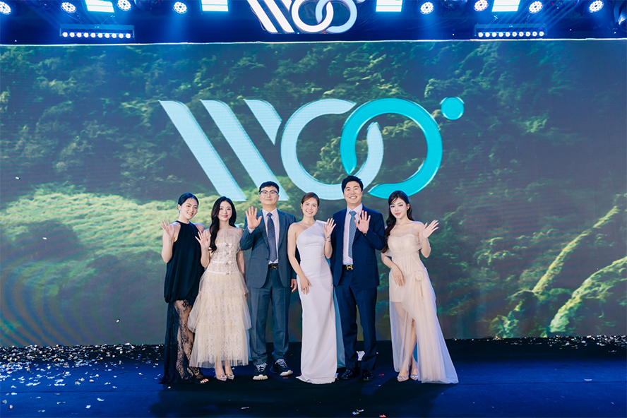 Đại diện của Woo B&B và Hansol Bio chụp ảnh cùng diễn viên Huyền Lizzie và dàn mỹ nhân Việt