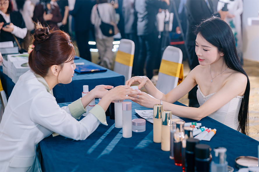 Khách mời tham gia trải nghiệm sản phẩm trực tiếp tại sự kiện