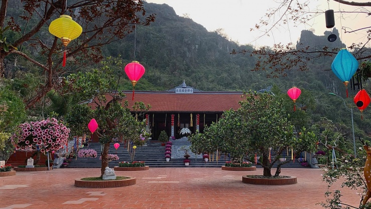 Khung cảnh xanh mát, bình yên ở chùa Long Hoa. Ảnh: Ngọc Đinh