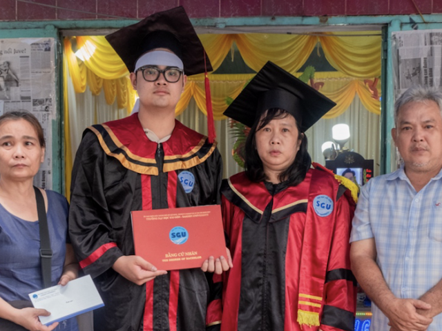 Sinh viên mắc ung thư qua đời được trao bằng tốt nghiệp đại học trong lễ tang