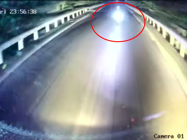 Hai thanh niên tử vong sau khi uống 3 chai rượu, tông vào xe khách