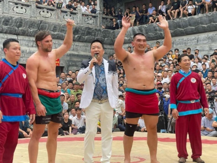 Hiếu “Khổng lồ“ đổ máu khi quăng quật trên sới vật với Zakhar, hẹn tái đấu